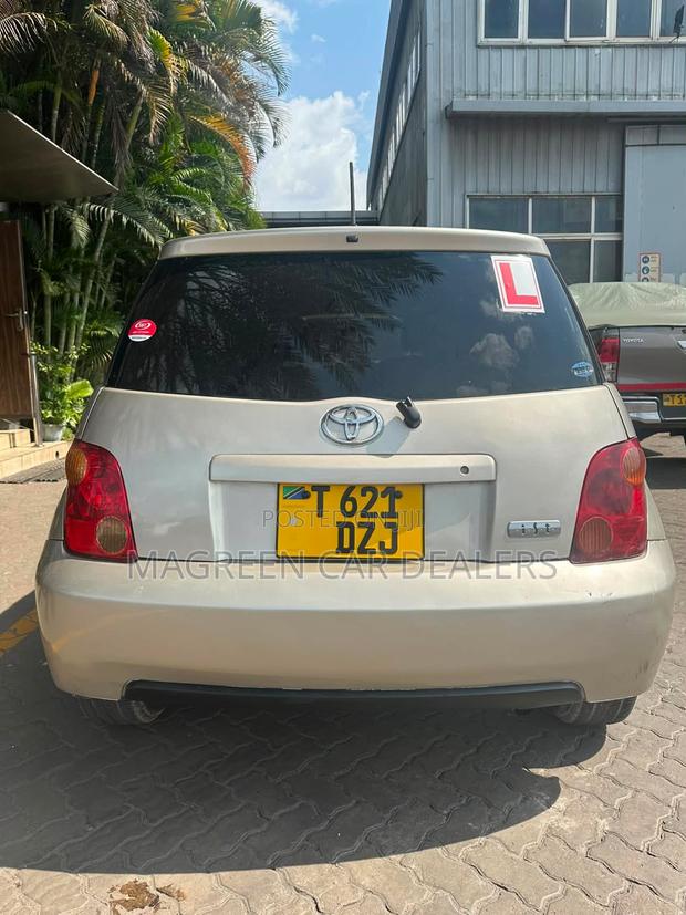 Toyota IST 2005 Gold