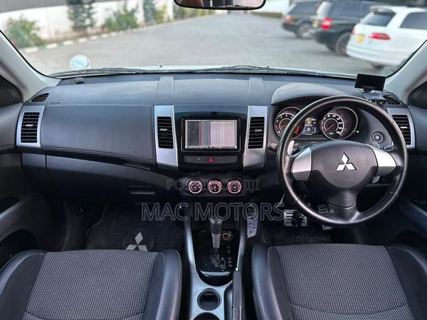 Mitsubishi Outlander 2012 White