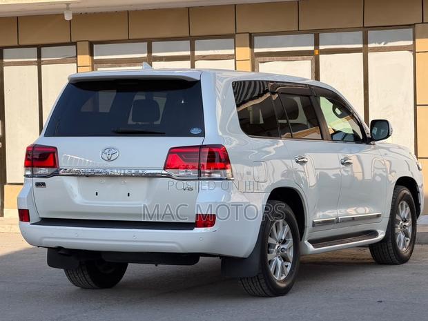 Toyota Land Cruiser 4.6 V8 ZX 2017 White