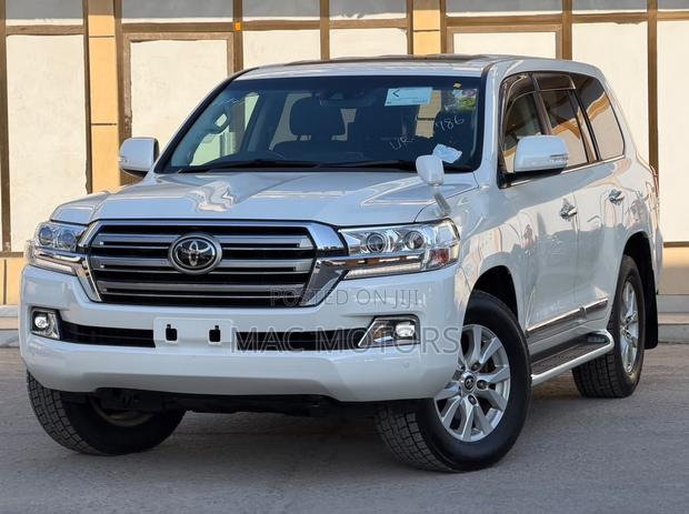Toyota Land Cruiser 4.6 V8 ZX 2017 White