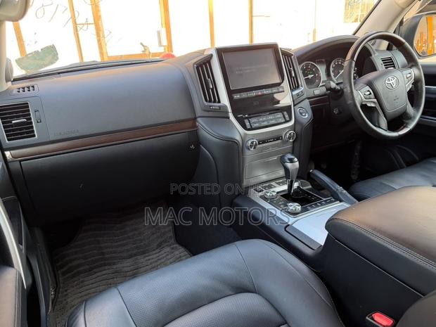 Toyota Land Cruiser 4.6 V8 ZX 2017 White