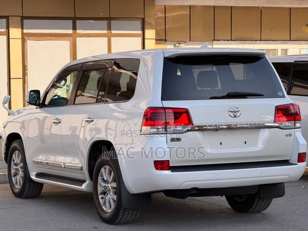 Toyota Land Cruiser 4.6 V8 ZX 2017 White