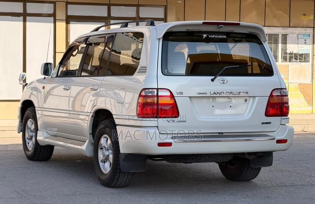 Toyota Land Cruiser HDJ 100 2001 White