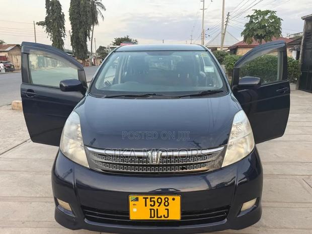 Toyota ISIS 2004 Blue