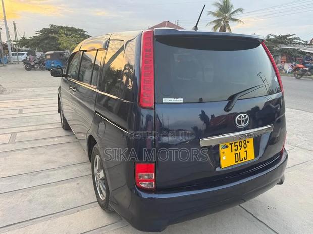 Toyota ISIS 2004 Blue
