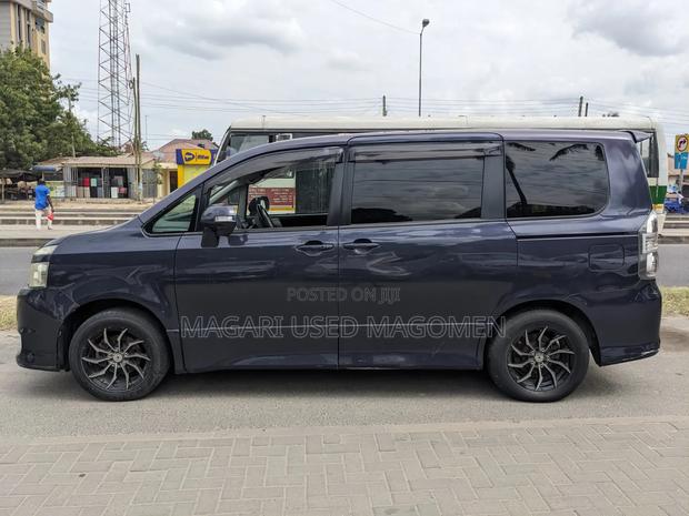 Toyota Noah 2010 Blue