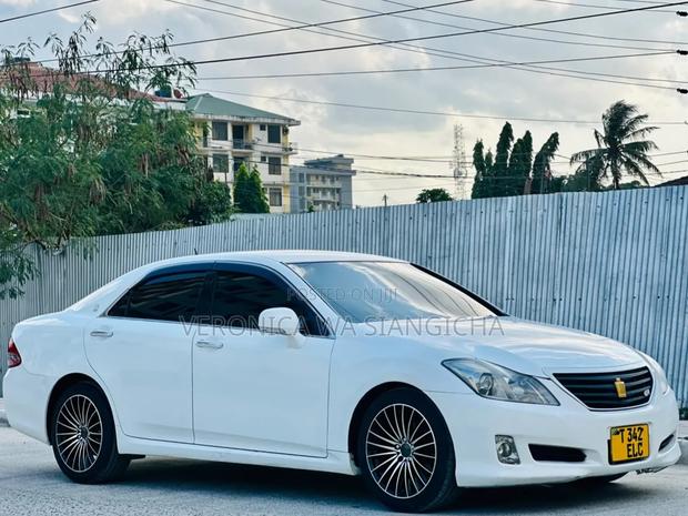 Toyota Crown 2010 White