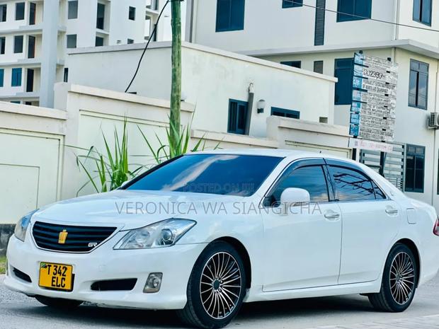 Toyota Crown 2010 White