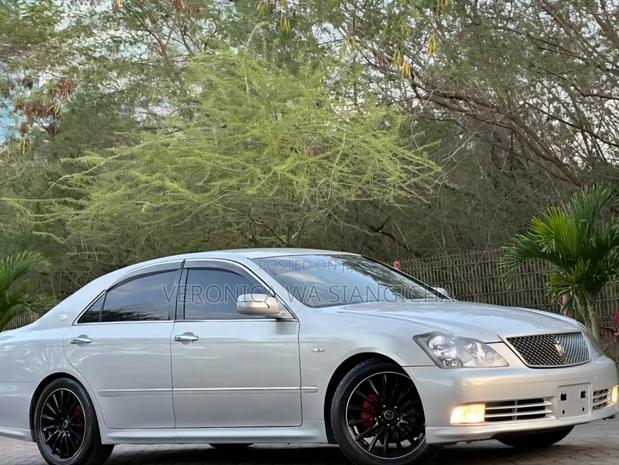 Toyota Crown 2006 Silver