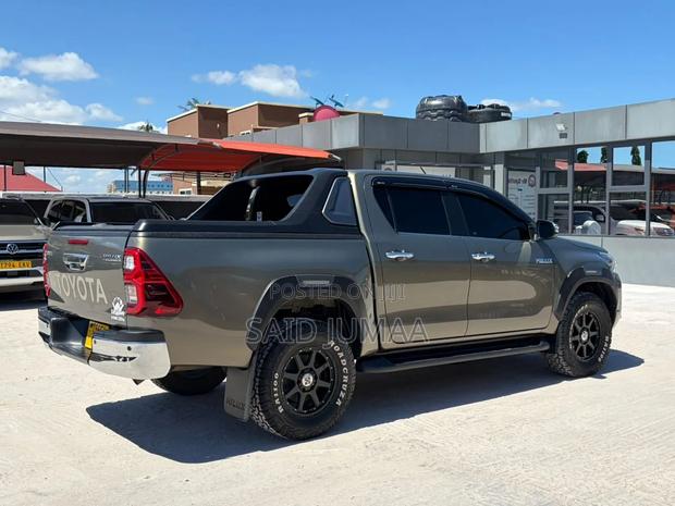 Toyota Hilux 2020 Gray