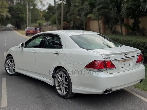 Toyota Crown 2010 Pearl