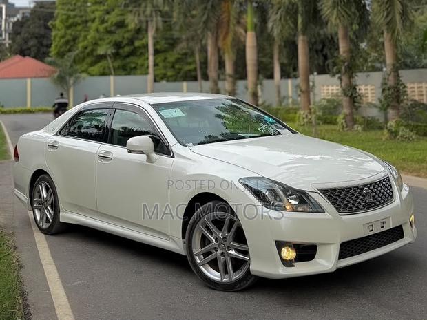 Toyota Crown 2010 Pearl