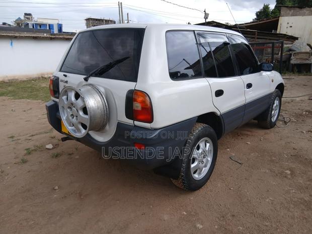 Toyota RAV4 1999 White
