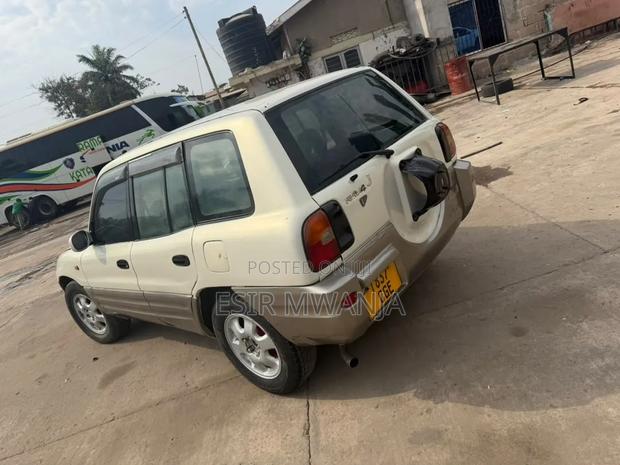 Toyota RAV4 1999 White