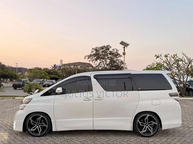Toyota Vellfire 2010 White