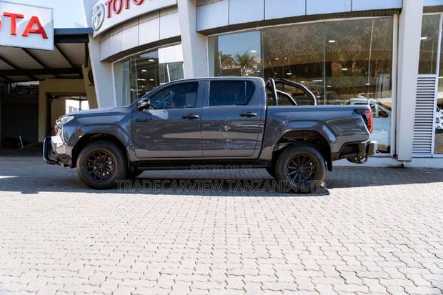 New Toyota Hilux SR (Diesel) 2026 Gray