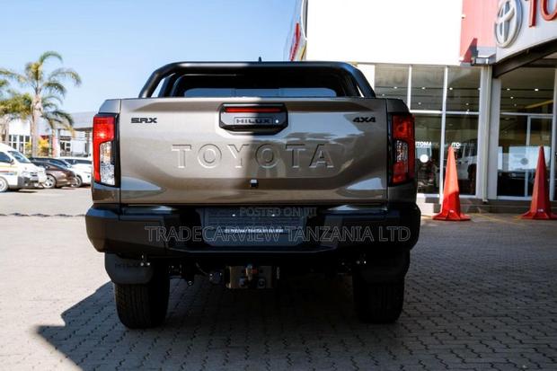 New Toyota Hilux SR (Diesel) 2026 Brown