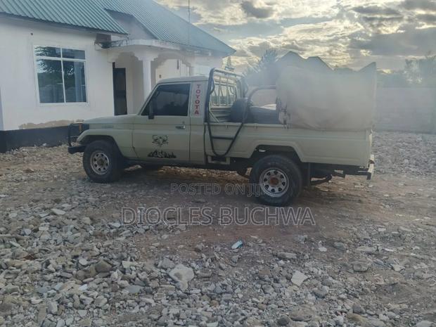 Toyota Land Cruiser 2002 Gold