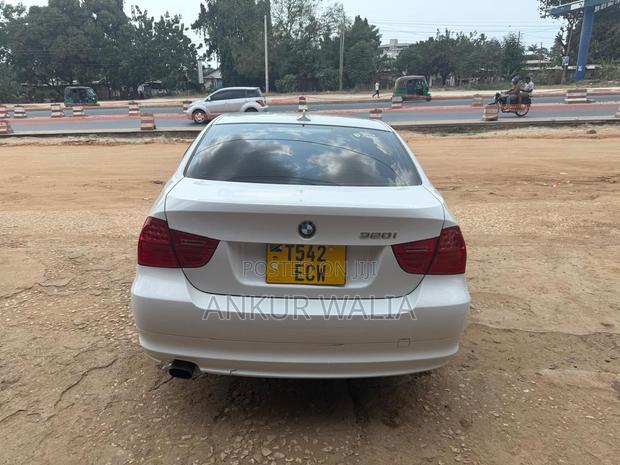 BMW 3 Series 320i RWD 2010 White