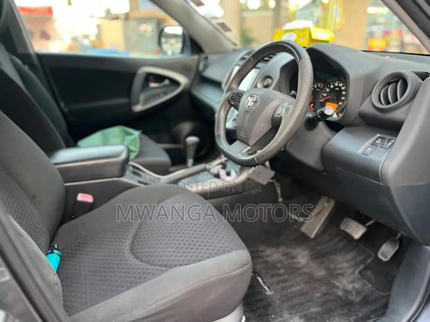 Toyota Vanguard 2010 Gray