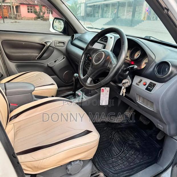 Toyota RAV4 2001 White