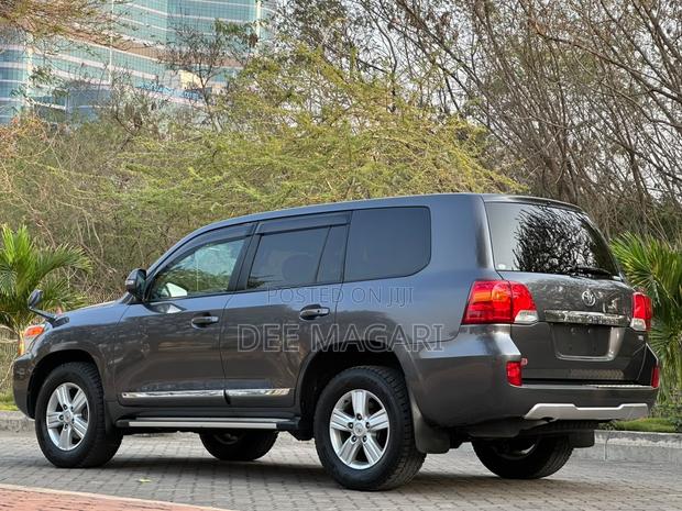 Toyota Land Cruiser 5.7 V8 2014 Gray