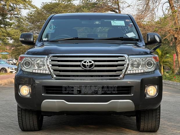 Toyota Land Cruiser 5.7 V8 2014 Gray