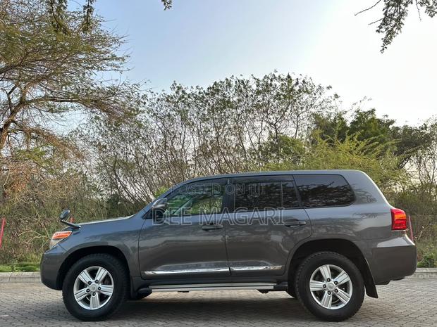 Toyota Land Cruiser 5.7 V8 2014 Gray