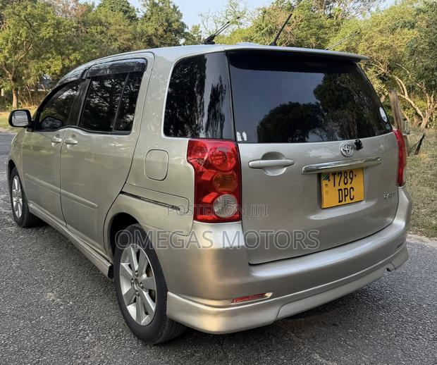 Toyota Raum 1.5 FWD 2004 Silver