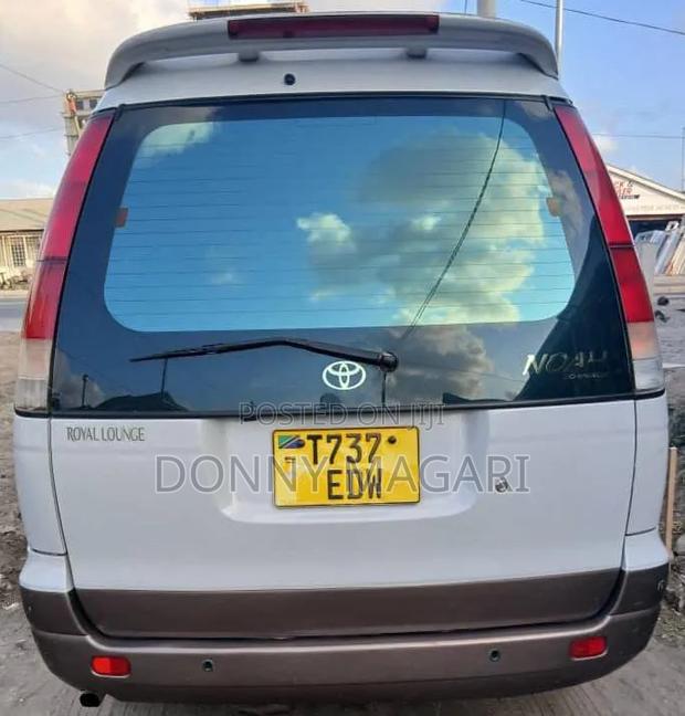 Toyota Noah 2005 Silver
