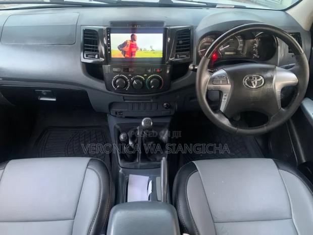 Toyota Hilux 2011 White
