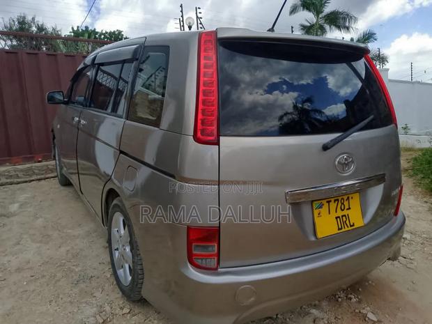 Toyota ISIS 2007 Beige