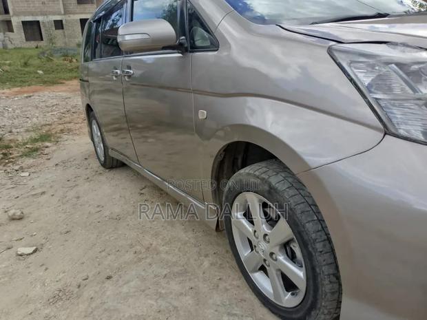 Toyota ISIS 2007 Beige