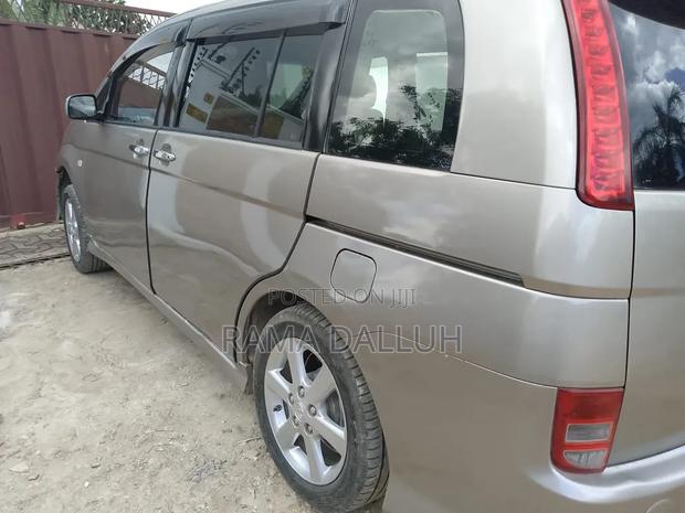 Toyota ISIS 2007 Beige