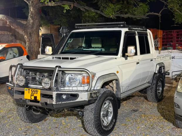 Toyota Land Cruiser 2017 White