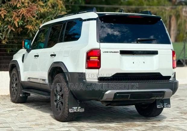 Toyota Land Cruiser Prado 2026 Off white