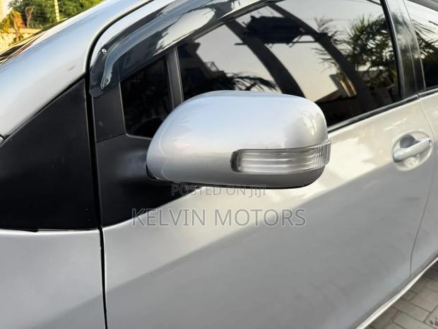 Toyota Vitz 2010 Silver