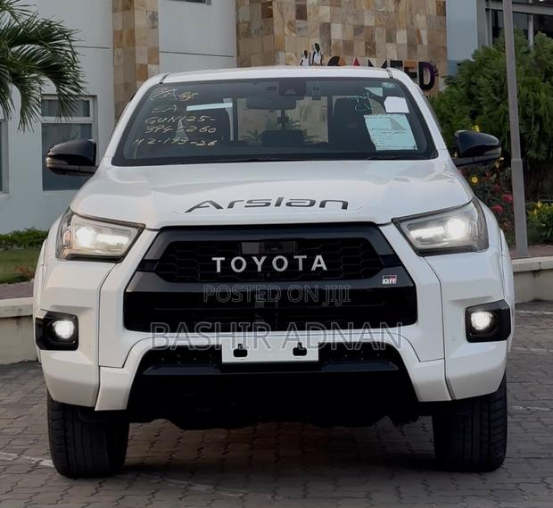 Toyota Hilux 2023 Off white