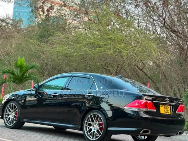 Toyota Crown 2011 Black