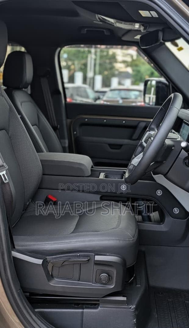 Land Rover Defender 2024