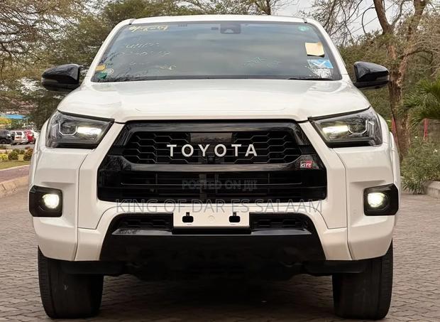 Toyota Hilux 2022 White