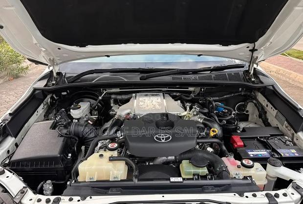 Toyota Hilux 2022 White