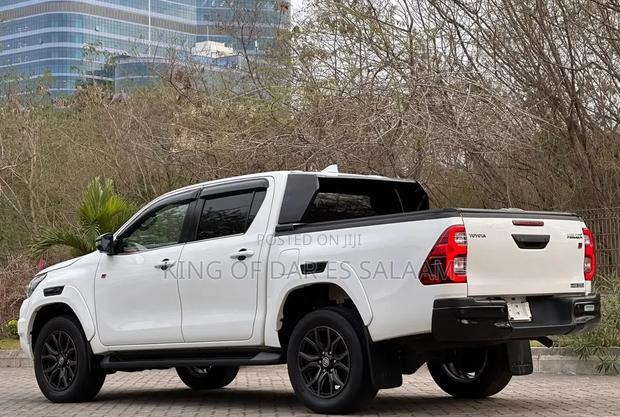 Toyota Hilux 2022 White