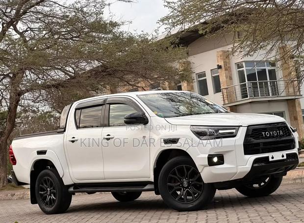 Toyota Hilux 2022 White