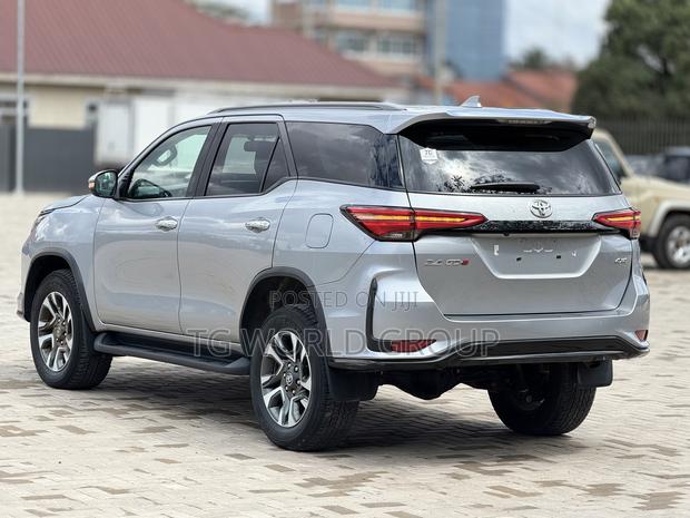 Toyota Fortuner 2.4 D AWD 2024 Silver