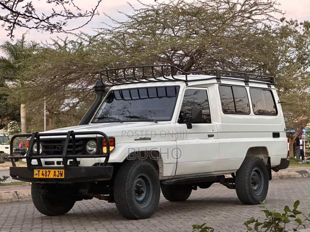 Toyota Land Cruiser 1989 White