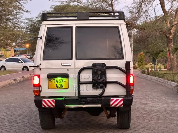 Toyota Land Cruiser 1989 White