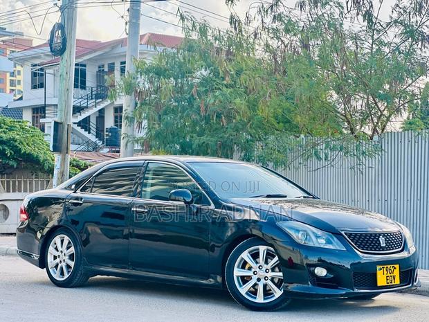 Toyota Crown 2010 Black
