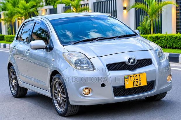 Toyota Vitz 2005 Silver