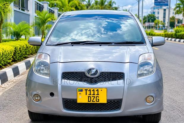 Toyota Vitz 2005 Silver